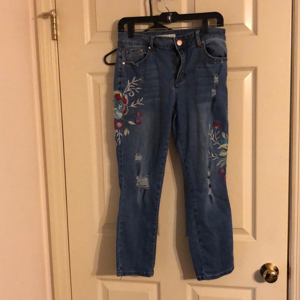 Distressed jeans with embroidery details